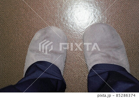 室内履き　スリッパ姿の女性の足元　足 85286374