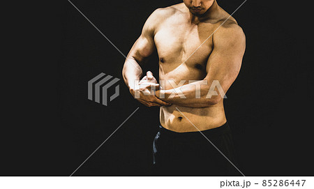 筋肉を鍛える男性(腕) 筋肉を鍛える男性(腕) 85286447