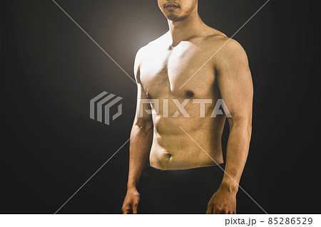 筋肉を鍛える男性（上半身） 85286529