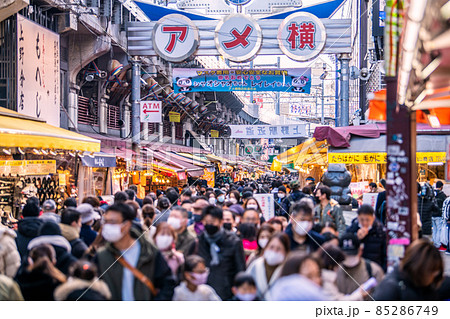 日本の東京都市景観 オ株市中感染全国で続々…脅威の抗体効果低減能力。アメ横はコロナ禍前の人流＝26日 85286749