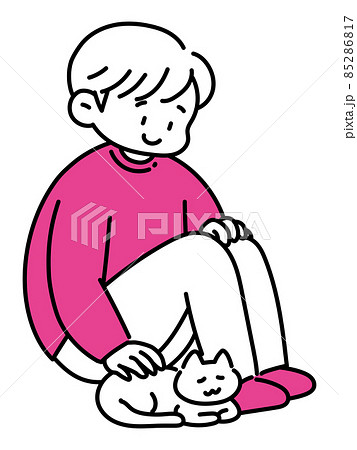 猫をなでて癒される男性 85286817