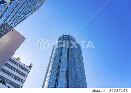 【東京都】晴天の中にそびえ立つ六本木ヒルズ 85287148