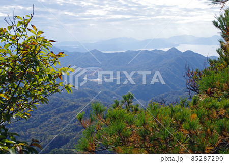 安芸郡中野山から眺めた呉方面の秋の景色 安芸郡中野山から眺めた呉方面の秋の景色 85287290