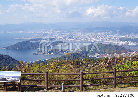 絵下山頂上公園から眺めた広島の秋の景色 85287300