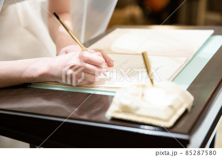 結婚証書にサイン 85287580