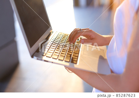 Hand business woman press touchpad keyboard laptop 85287623