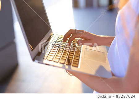 Hand business woman press touchpad keyboard laptop 85287624