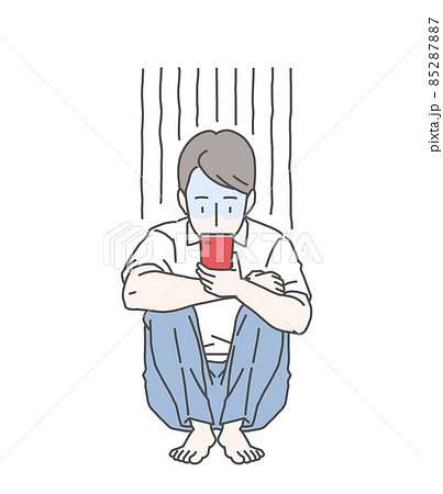 スマホに夢中で膝を抱えて座るサラリーマン～真っ青になる 85287887