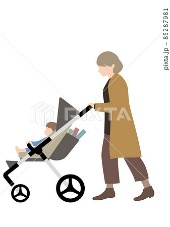赤ちゃんと、本が入ったベビーカーを押すシニア女性(帰省や3世代家族のイメージに) 赤ちゃんと、本が入ったベビーカーを押すシニア女性(帰省や3世代家族のイメージに) 85287981