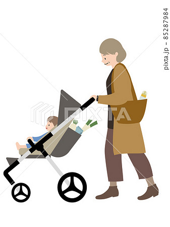 赤ちゃんと、食材が入ったベビーカーを押すシニア女性(帰省や3世代家族のイメージに) 赤ちゃんと、食材が入ったベビーカーを押すシニア女性(帰省や3世代家族のイメージに) 85287984
