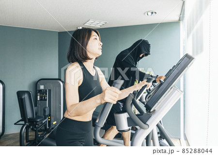 スポーツジムで運動する女性(男女・横顔) スポーツジムで運動する女性(男女・横顔) 85288044