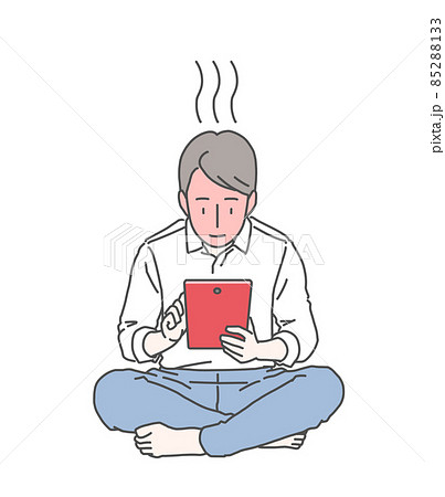 タブレットに夢中なサラリーマン～顔真っ赤にして茹でダコ 85288133