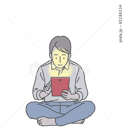 タブレットに夢中なサラリーマン～暗がりで 85288134