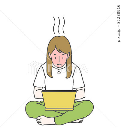 パソコンに夢中な長髪女性～顔真っ赤にして茹でダコ 85288916