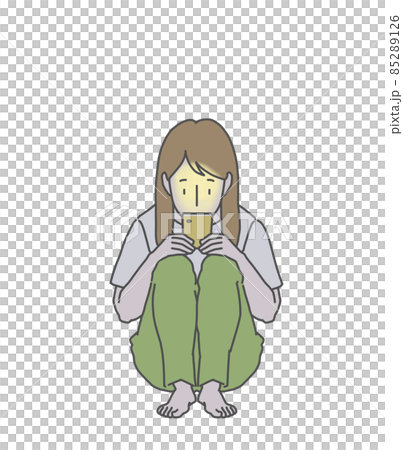 スマホに夢中で膝を抱えて座る長髪女性~暗がりで スマホに夢中で膝を抱えて座る長髪女性~暗がりで 85289126