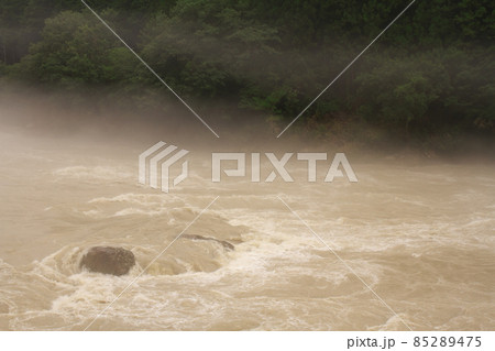 飛騨川の濁流 85289475