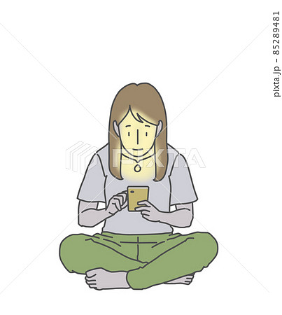 スマホに夢中な長髪女性~暗がりで スマホに夢中な長髪女性~暗がりで 85289481