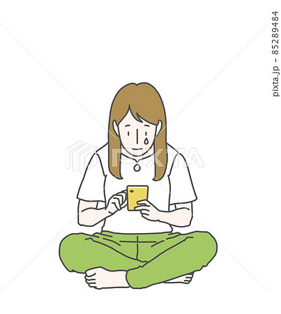 スマホに夢中な長髪女性～ほろり涙 85289484