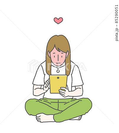 タブレットに夢中な長髪女性～顔真っ赤でハート飛ばしlove 85290051