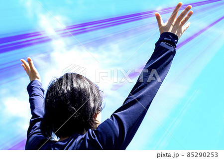 大空の下で若い女性が手を広げて見上げている 大空の下で若い女性が手を広げて見上げている 85290253