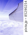 飛行機の窓から見えるすばらしい景色　青紫系の空と光 85290254