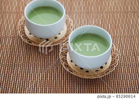 湯気立つ ホット 抹茶 ラテ テーブル 湯気立つ ホット 抹茶 ラテ テーブル 85290614