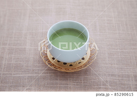 湯気立つ ホット 抹茶 ラテ テーブル 湯気立つ ホット 抹茶 ラテ テーブル 85290615