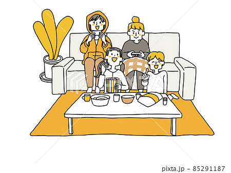 ソファでゲームを楽しむ女性たち　気心の知れた仲間たちとの幸せな女子会　手描きの人物イラスト 85291187