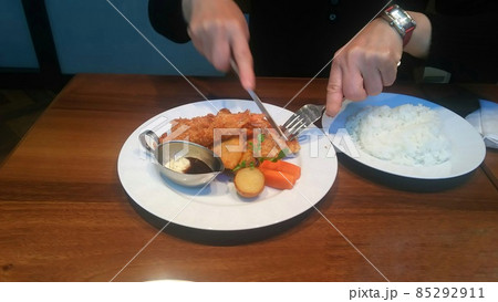 洋食屋での食事風景　ミックスフライランチ 85292911