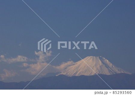 風景 富士山、強い北風の吹く日。風下側に生まれる雲と富士山 風景 富士山、強い北風の吹く日。風下側に生まれる雲と富士山 85293560