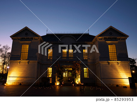 ライトアップされた岡山県総合グラウンドクラブ（旧・岡山偕行社）の正面　岡山県岡山市北区 85293953
