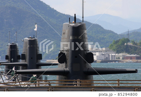 一列縦隊のおやしお型潜水艦の艦橋（呉市のアレイからすこじま） 85294800