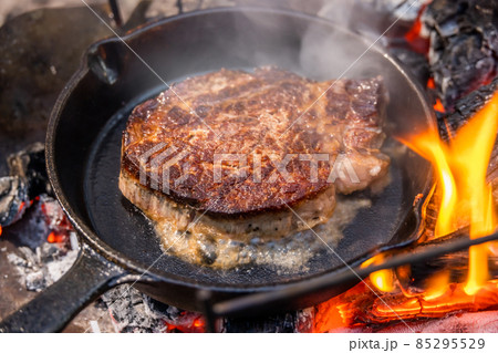 アウトドアでグリルステーキ Thick cut luxury fresh beef steak アウトドアでグリルステーキ Thick cut luxury fresh beef steak 85295529