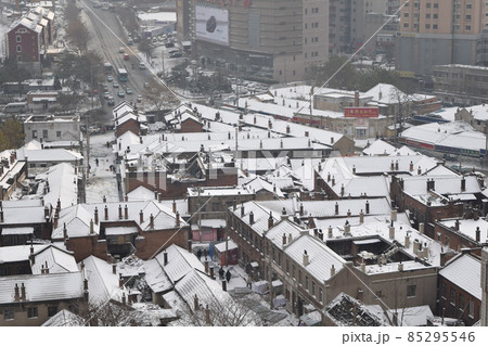 雪化粧する大連旧市街（中国） 85295546