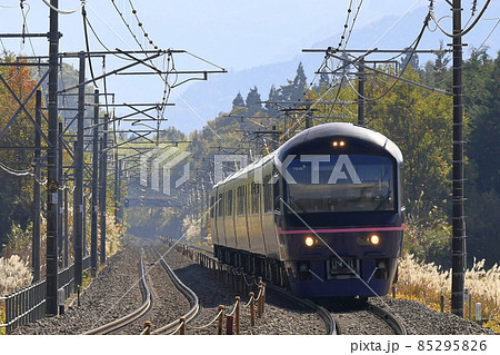 紅葉の中央本線を走る快速「お座敷 風林火山号」 85295826
