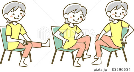 椅子に座って体操をするシニア女性 85296654