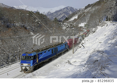 雪景色の上越線を走る貨物列車 雪景色の上越線を走る貨物列車 85296835