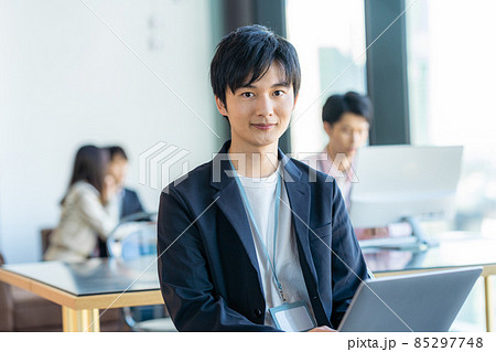 オフィスの若いビジネスマン オフィスの若いビジネスマン 85297748