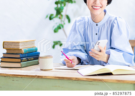 スマホを使って勉強する女性【パーツカット】 スマホを使って勉強する女性【パーツカット】 85297875