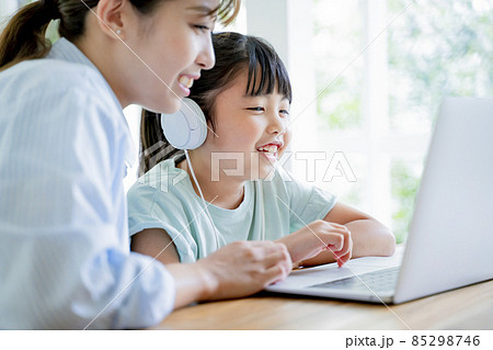 自宅でオンライン学習する子供 85298746