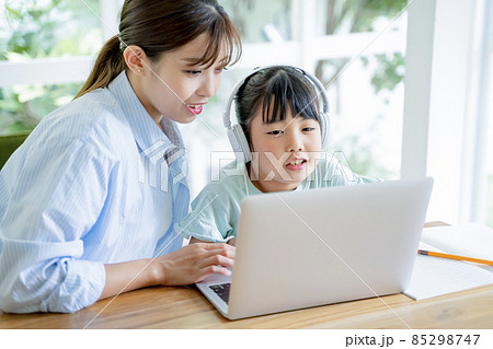 自宅でオンライン学習する子供 自宅でオンライン学習する子供 85298747