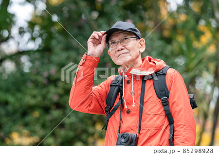 シニア男性　ハイキング　趣味　山歩き 85298928