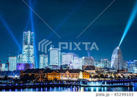 神奈川県横浜市みなとみらいの全館点灯した夜景 85299103