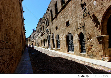石畳の坂、ロドス島　ギリシャ 85299399