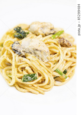 美味しいカキとウニのクリームソースパスタ 85299484