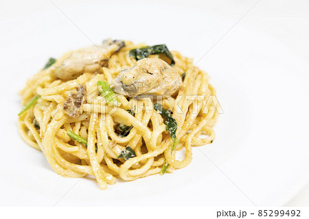 美味しいカキとウニのクリームソースパスタ 85299492