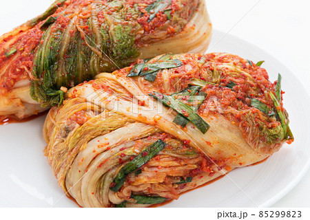 白背景の白いお皿に盛ったキムチのアップ 白背景の白いお皿に盛ったキムチのアップ 85299823