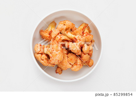 白背景の白いお皿に盛ったカリフラワーのキムチ 85299854