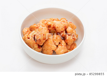 白背景の白いお皿に盛ったカリフラワーのキムチ 85299855
