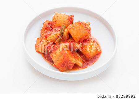 白背景の白いお皿に盛ったカクテキ 85299893